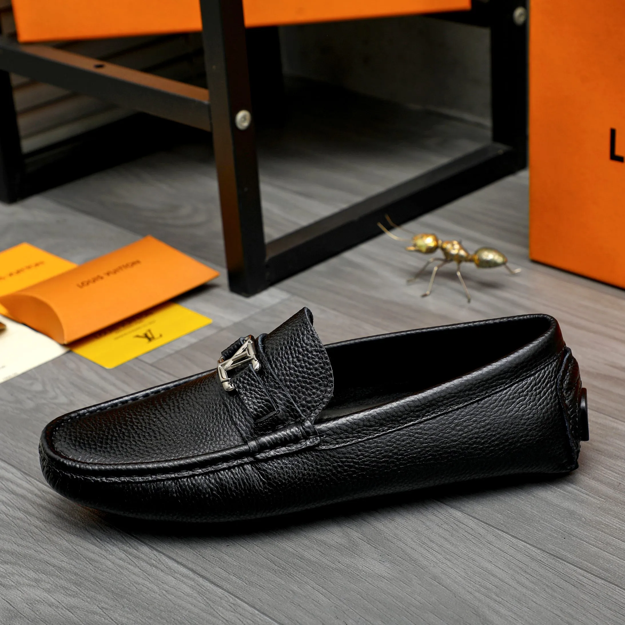 Men's shoes 💰p420 Product trademark: LV (Louis Vuitton) casual slip-on men's shoes Regular size: 38-44 Product materials: Selected pebbled cowhide upper, sheepskin lining, original rubber outsole